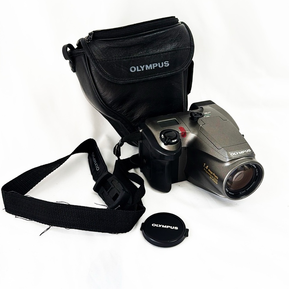 OLYMPUS Digital Camera 1.4 mega Pixels Progressive CCD 3x Zoom Model D-600L
